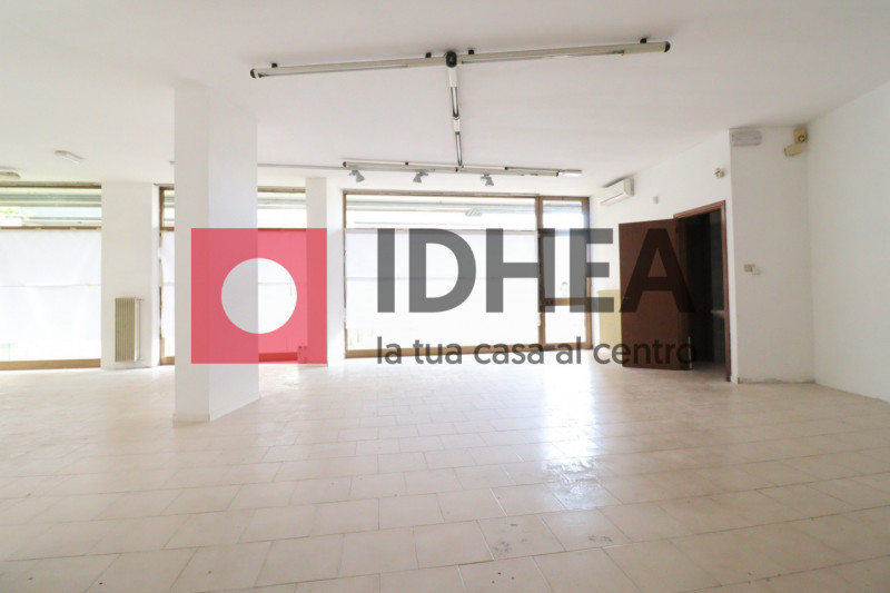 Immagine 16 di Negozio in affitto  in VIA CASTELLO D'AMORE a Treviso