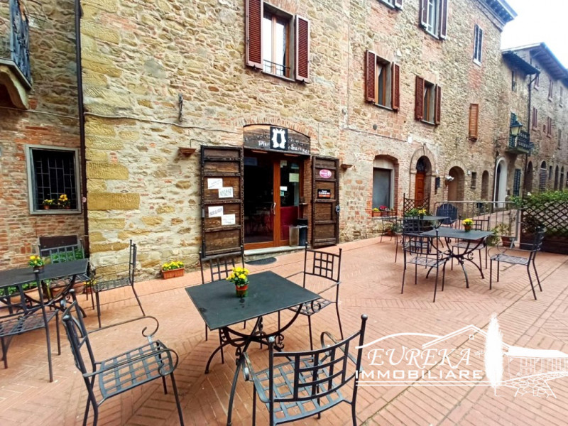 Immagine 1 di Attività commerciale in vendita  a Paciano