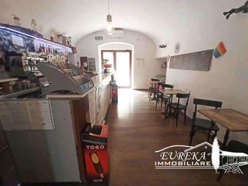 Immagine 3 di Attività commerciale in vendita  a Paciano