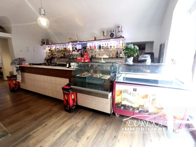 Immagine 4 di Attività commerciale in vendita  a Paciano