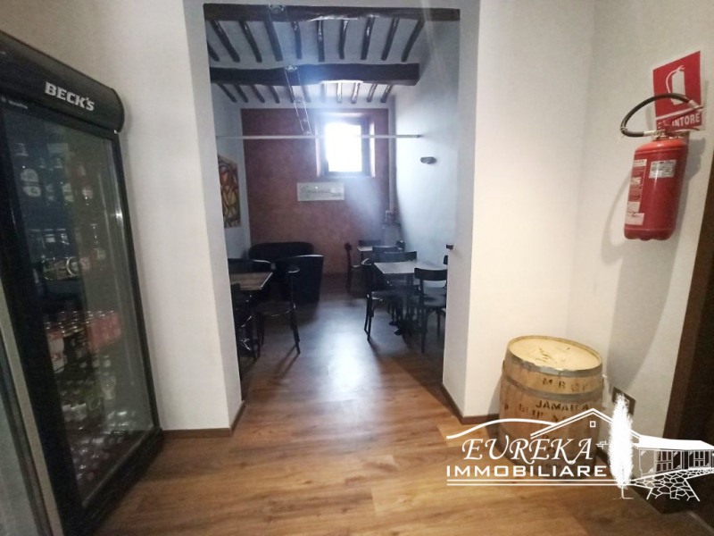 Immagine 6 di Attività commerciale in vendita  a Paciano