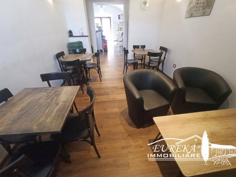 Immagine 8 di Attività commerciale in vendita  a Paciano