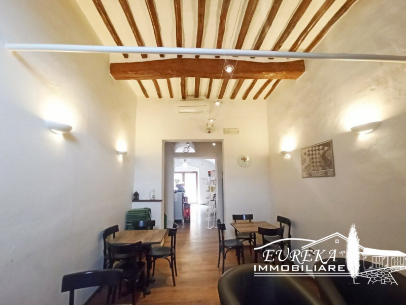 Immagine 9 di Attività commerciale in vendita  a Paciano