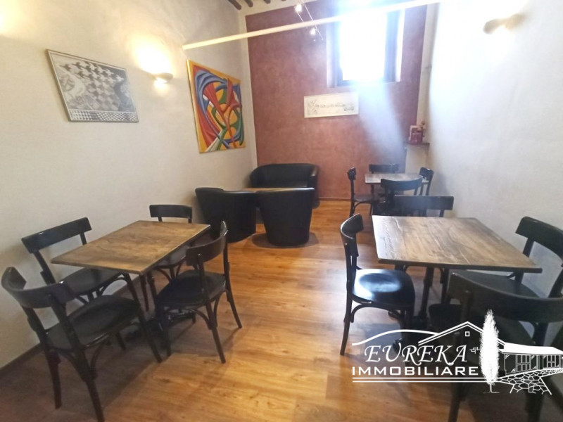 Immagine 10 di Attività commerciale in vendita  a Paciano