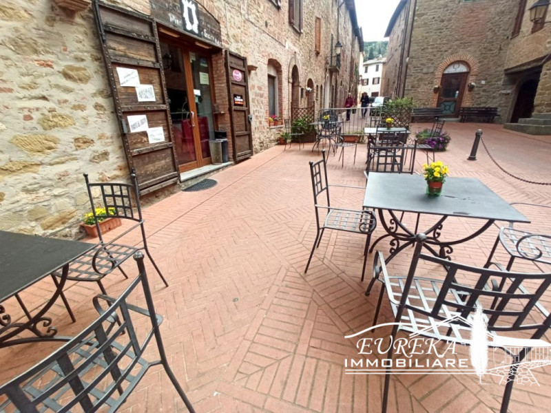 Immagine 15 di Attività commerciale in vendita  a Paciano