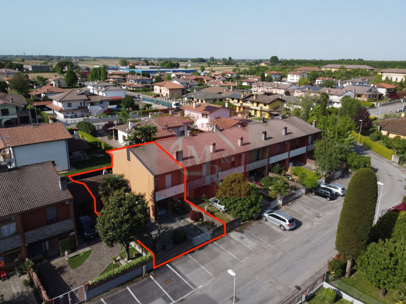 Immagine 2 di Villetta a schiera in vendita  in VIA ELISA BONAPARTE 15 a Fiumicello Villa Vicentina