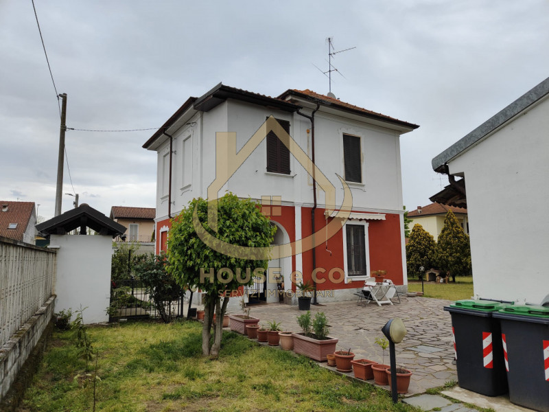 Immagine 3 di Villa in vendita  in Via Quattro Novembre a Parona