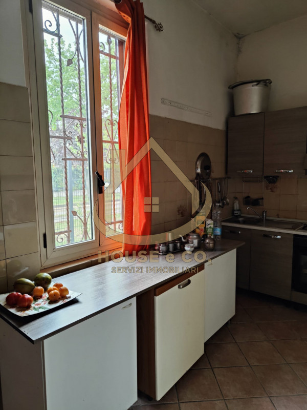 Immagine 11 di Villa in vendita  in Via Quattro Novembre a Parona