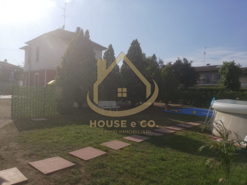 Immagine 31 di Villa in vendita  in Via Quattro Novembre a Parona