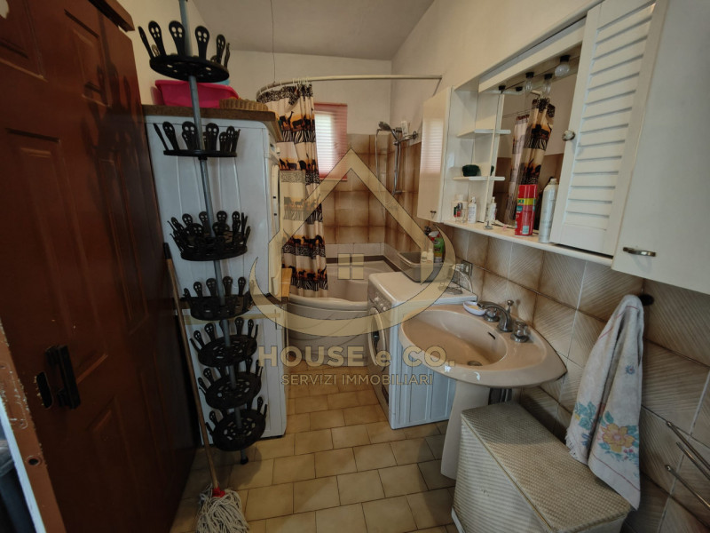 Immagine 46 di Villa in vendita  in Via Quattro Novembre a Parona