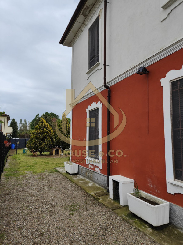 Immagine 52 di Villa in vendita  in Via Quattro Novembre a Parona