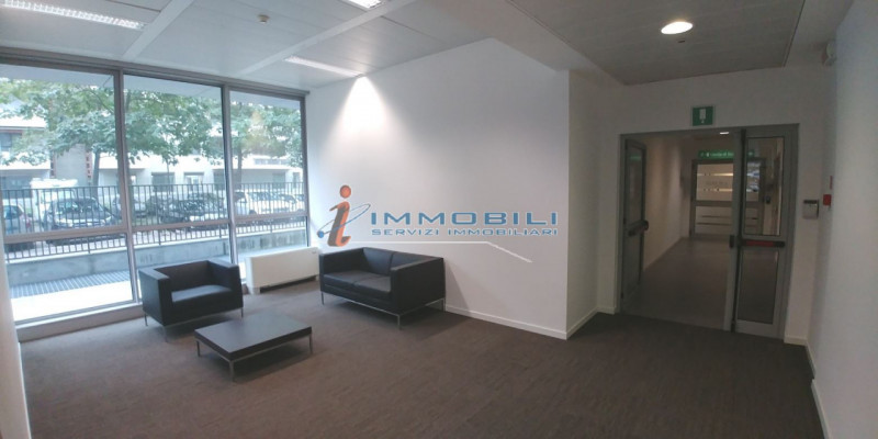 Immagine 2 di Ufficio in affitto  in VIA BAZZI CARLO a Milano