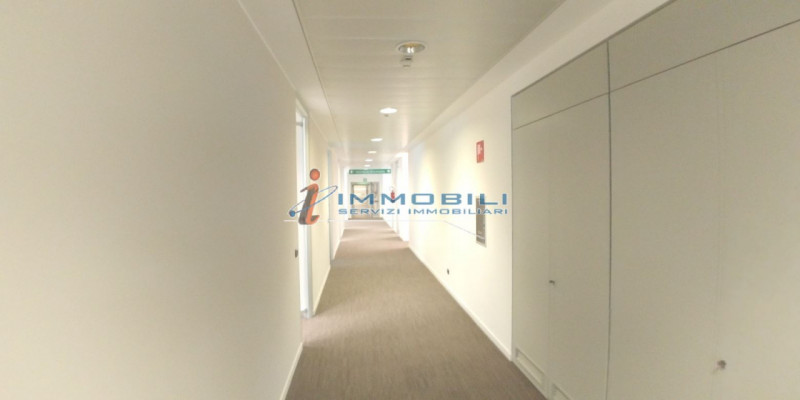 Immagine 6 di Ufficio in affitto  in VIA BAZZI CARLO a Milano