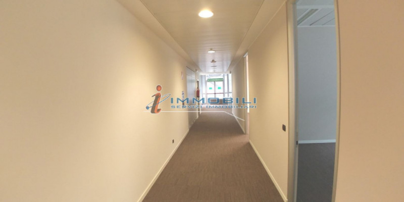 Immagine 9 di Ufficio in affitto  in VIA BAZZI CARLO a Milano
