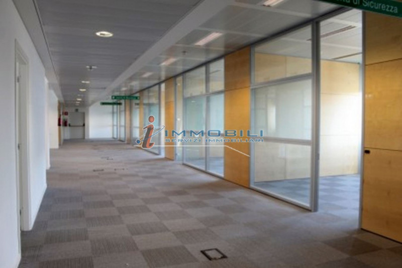 Immagine 18 di Ufficio in affitto  in VIA BAZZI CARLO a Milano