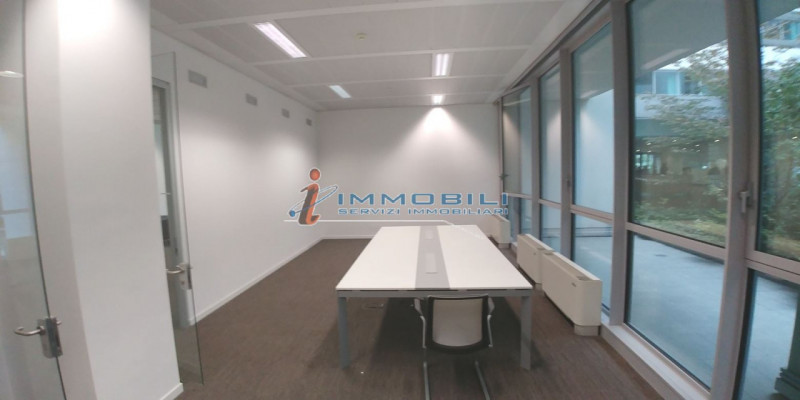 Immagine 3 di Ufficio in affitto  in VIA BAZZI CARLO a Milano