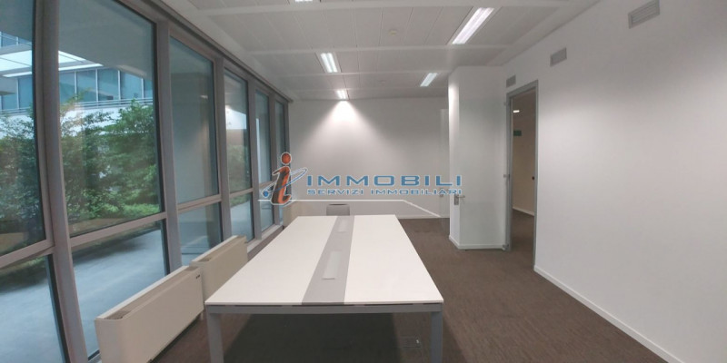 Immagine 4 di Ufficio in affitto  in VIA BAZZI CARLO a Milano