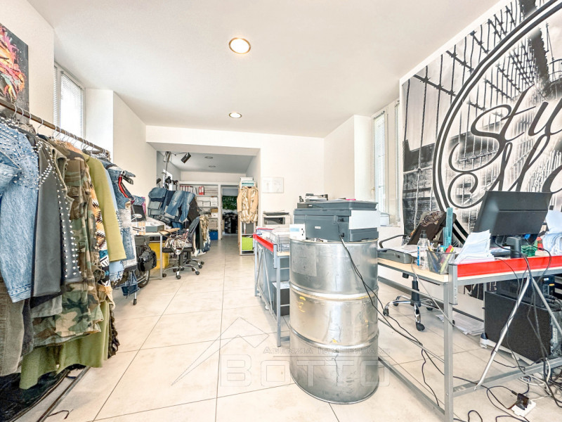 Immagine 2 di Capannone industriale in vendita  in Corso Rolandi 181 a Quarona