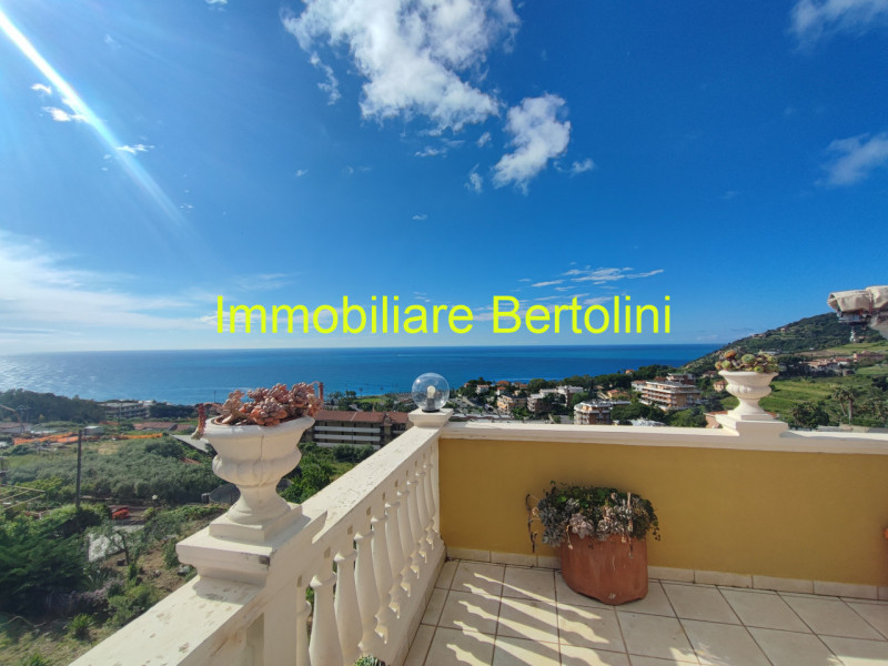 Immagine 1 di Casa bifamiliare in vendita  in VIA PADRE SEMERIA a San Remo