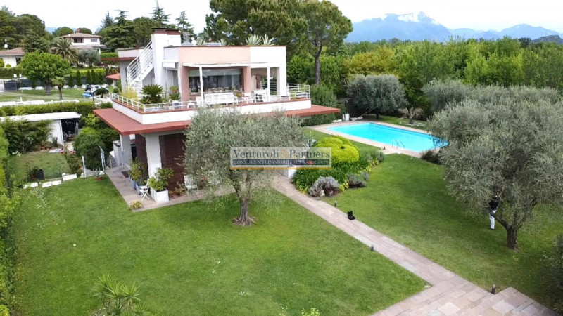 Immagine 3 di Villa in vendita  in Via della Valle a Moniga Del Garda