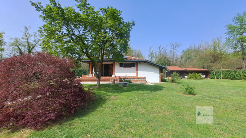 Immagine 1 di Villa in vendita  a Robecchetto Con Induno