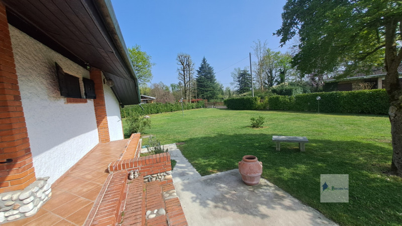 Immagine 5 di Villa in vendita  a Robecchetto Con Induno