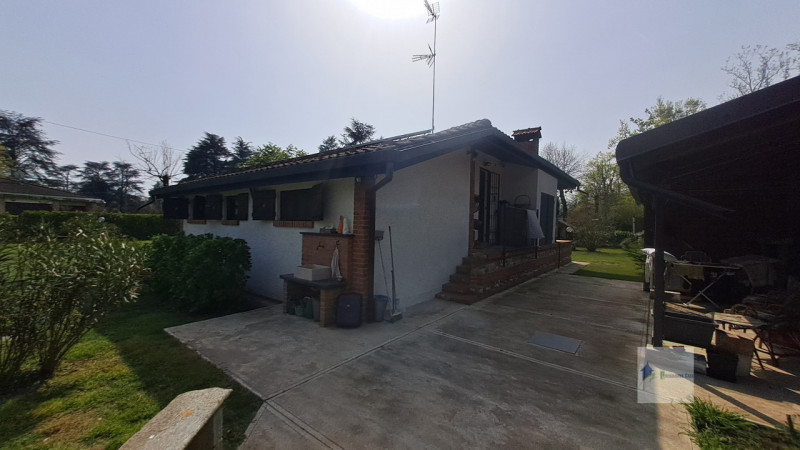 Immagine 21 di Villa in vendita  a Robecchetto Con Induno