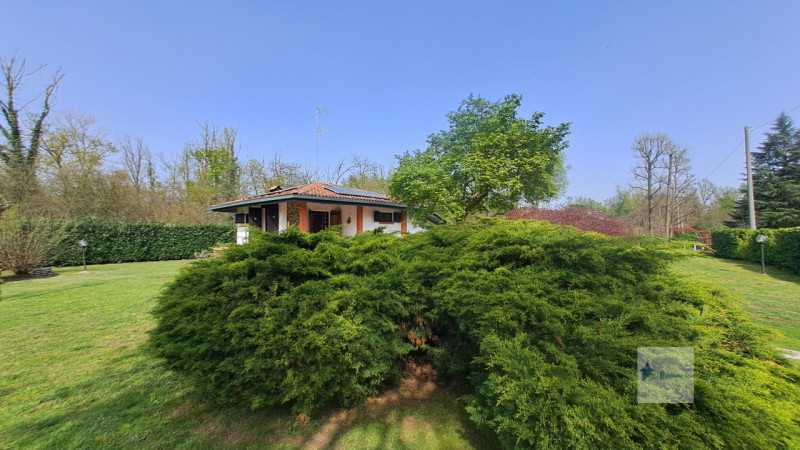 Immagine 25 di Villa in vendita  a Robecchetto Con Induno