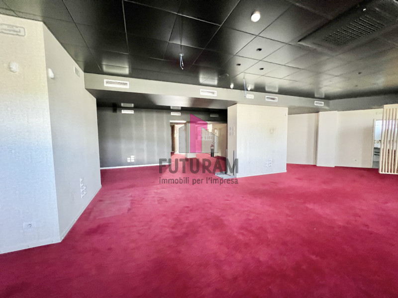 Immagine 15 di Negozio in vendita  in via montegrappa a Marostica