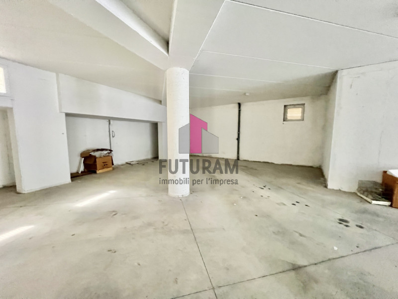 Immagine 21 di Negozio in vendita  in via montegrappa a Marostica