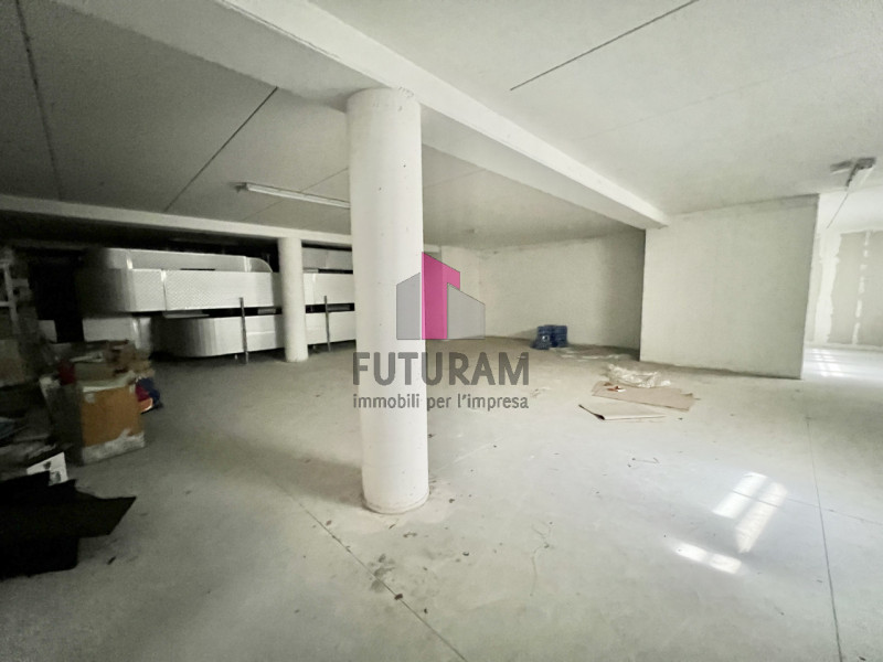 Immagine 23 di Negozio in vendita  in via montegrappa a Marostica