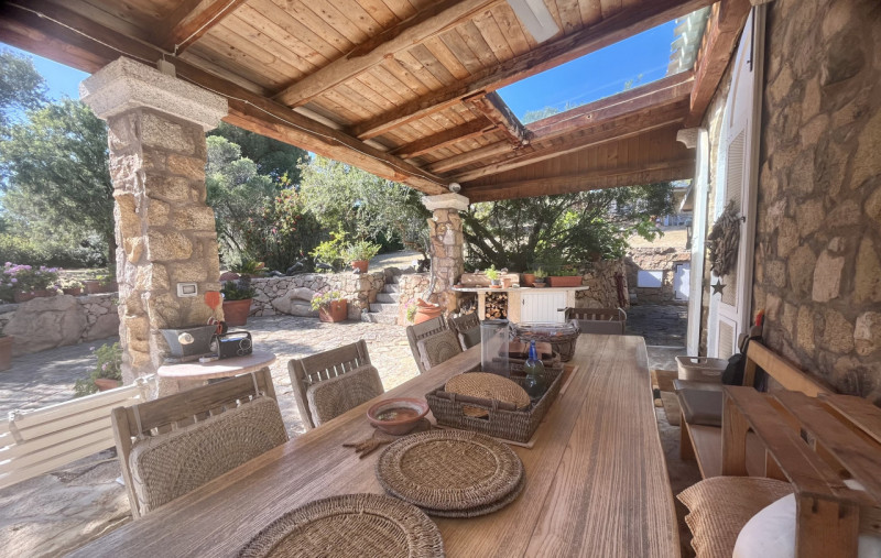 Immagine 1 di Villa in vendita  in via zara a Olbia