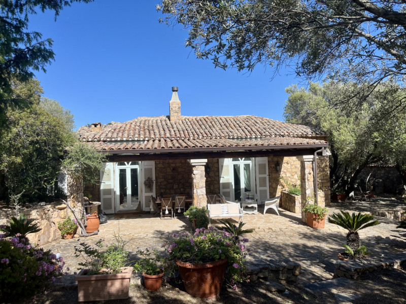 Immagine 6 di Villa in vendita  in via zara a Olbia