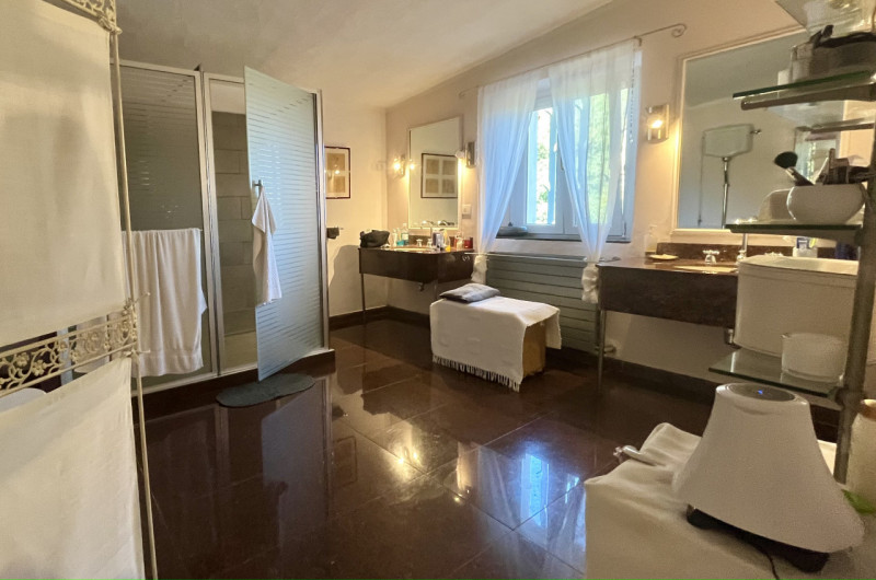 Immagine 26 di Villa in vendita  in via zara a Olbia