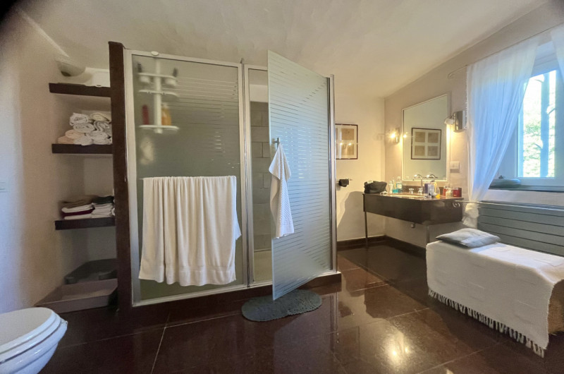 Immagine 27 di Villa in vendita  in via zara a Olbia