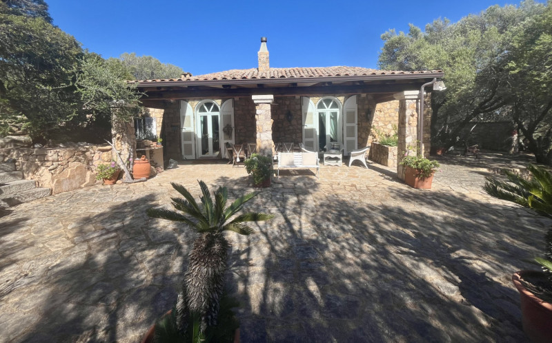 Immagine 39 di Villa in vendita  in via zara a Olbia