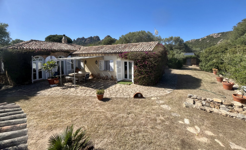 Immagine 42 di Villa in vendita  in via zara a Olbia