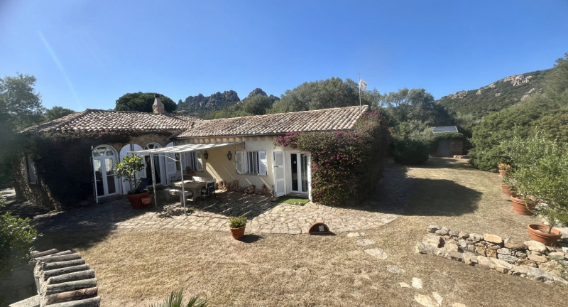 Immagine 47 di Villa in vendita  in via zara a Olbia