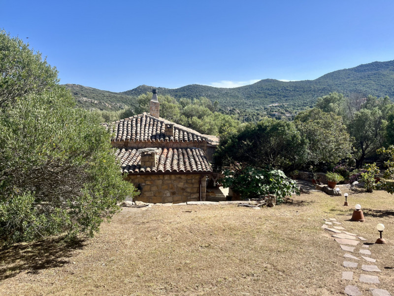 Immagine 55 di Villa in vendita  in via zara a Olbia