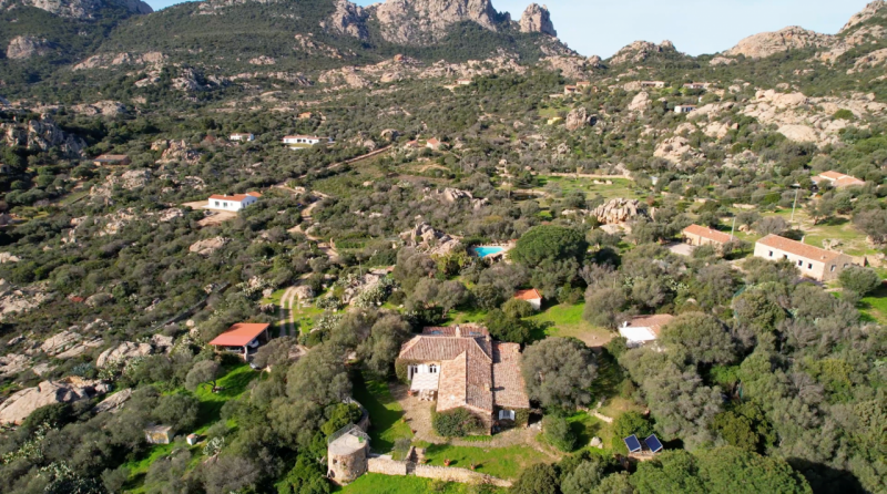 Immagine 81 di Villa in vendita  in via zara a Olbia