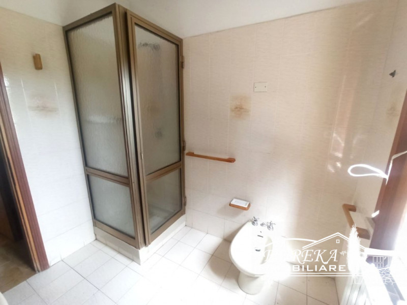 Immagine 7 di Casa indipendente in vendita  a Castiglione Del Lago