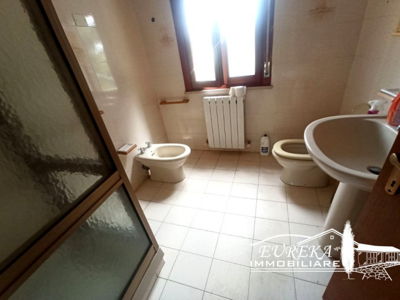 Immagine 8 di Casa indipendente in vendita  a Castiglione Del Lago