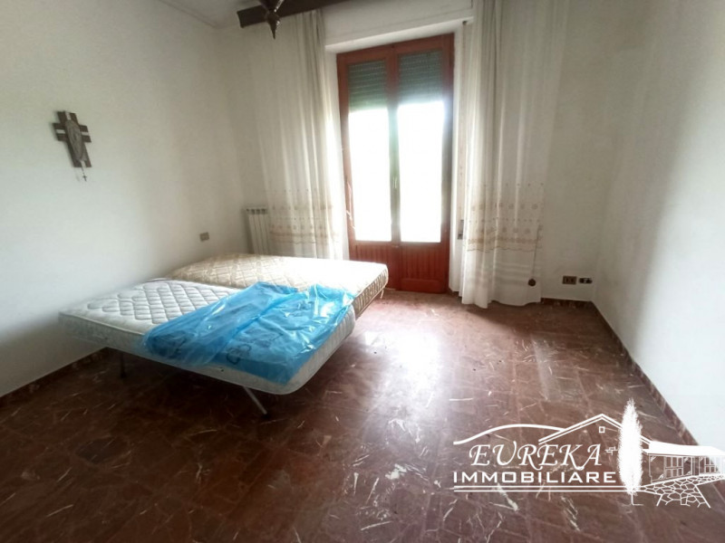 Immagine 12 di Casa indipendente in vendita  a Castiglione Del Lago