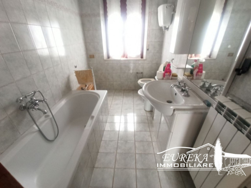 Immagine 17 di Casa indipendente in vendita  a Castiglione Del Lago