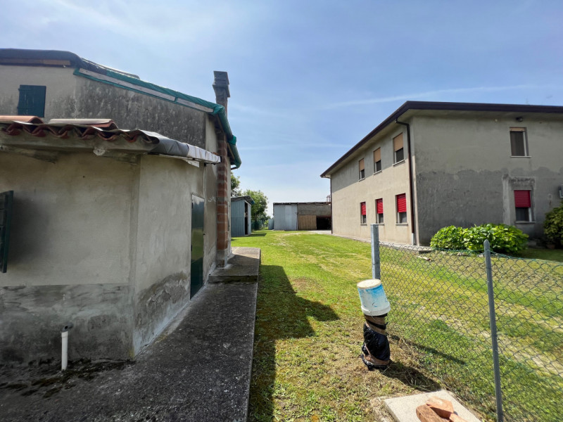 Immagine 22 di Terreno in vendita  in Via Giuseppe Parini a Vigonovo