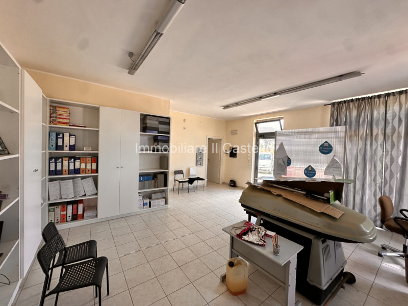 Immagine 9 di Ufficio in vendita  in via piemonte a Castiglione Del Lago