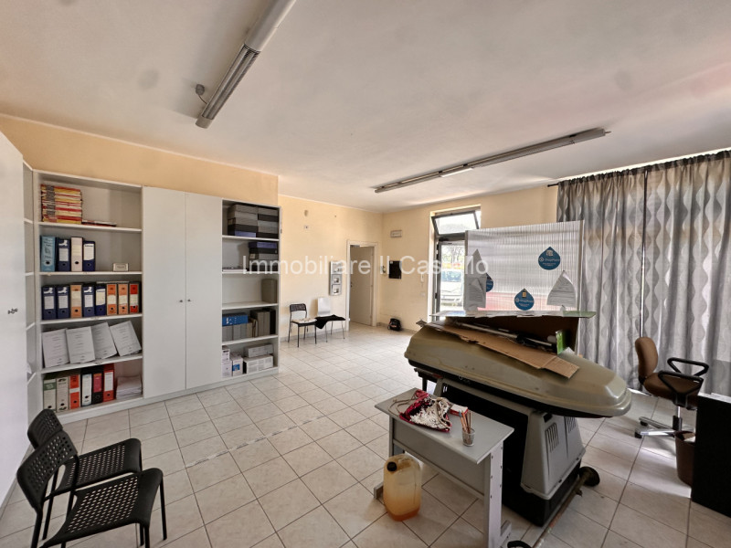 Immagine 10 di Ufficio in vendita  in via piemonte a Castiglione Del Lago