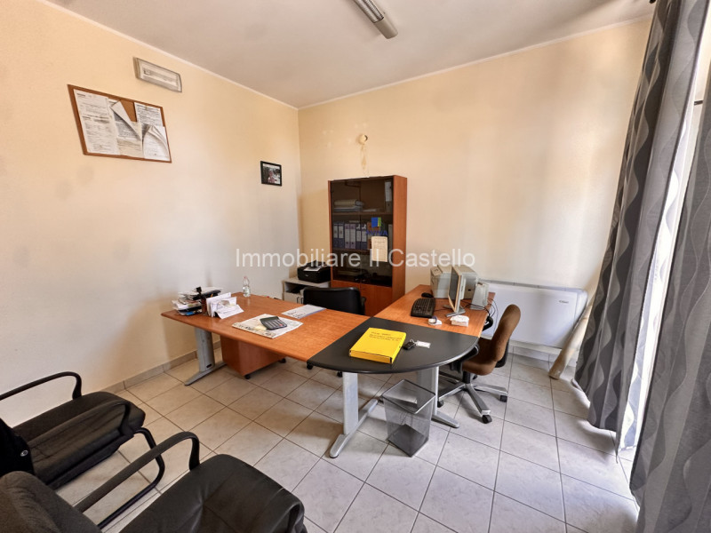 Immagine 11 di Ufficio in vendita  in via piemonte a Castiglione Del Lago