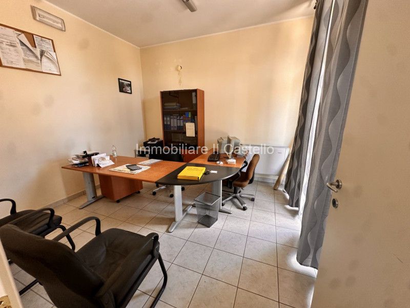 Immagine 12 di Ufficio in vendita  in via piemonte a Castiglione Del Lago