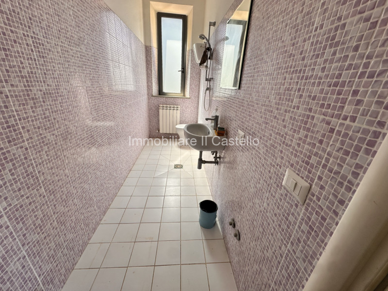 Immagine 15 di Ufficio in vendita  in via piemonte a Castiglione Del Lago